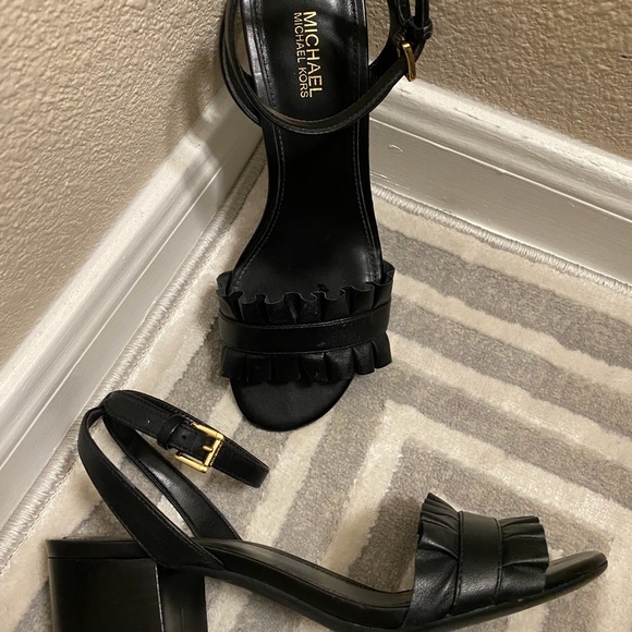 “Michael Kors” Classy Lady Sandals - Picture 5 of 6